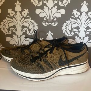 Like new Nike youth size 4 - great color and style